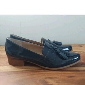 Tahari Size 7 Womens Navy Patent Leather Loafers Tassels Rubber Sole